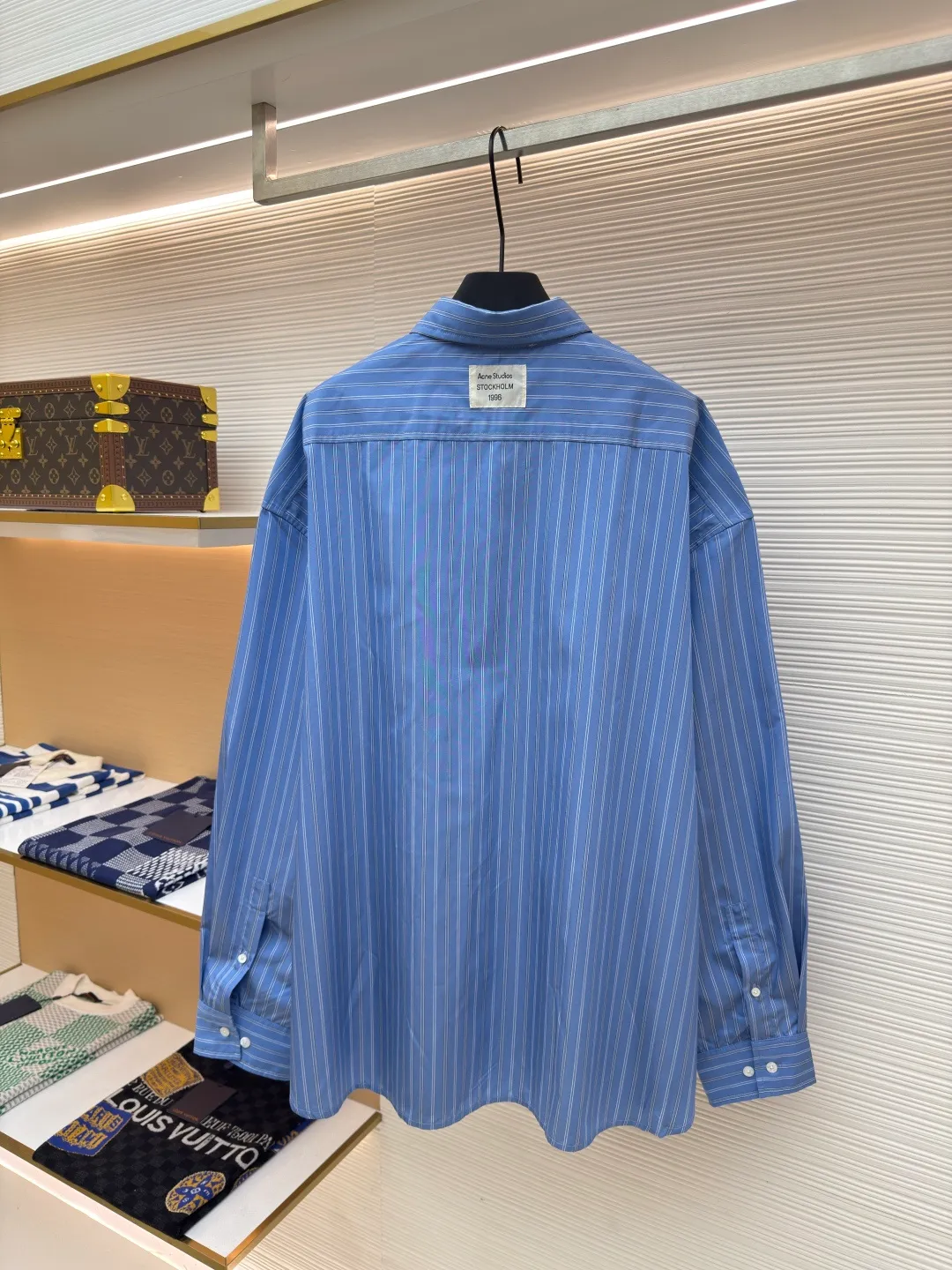 Acne Studios 1996 logo striped shirt ●Authentic product: 5500 purchase and development ●Item number: 1680333-B05 ●Fabric: Three-color soft light Tencel cotton rhyme woven striped fabric ●Technology: Positioning cutting machine ●Version: Fitted version ●Weight: about 315 grams ●Size: 44-46-48-50 ●Description: Customized three-color soft light Tencel cotton rhyme woven striped fabric with excellent texture and comfortable skin fit With classic blue as the main tone, it is dynamic and energetic, fresh and elegant. The distribution of black and white stripes is staggered, delicate and smooth. The Acne Studios1996 logo label is embellished on the back, carrying the origin and history of the brand, and pushing the retro atmosphere to a climax. The details reveal a sense of luxury, and the beauty of layers is all in the stripes. Infrared positioning cutting machine uses infrared emitters and infrared receivers to achieve precise positioning of materials. The accuracy can reach the micron level, thereby meeting the effect of high-precision cutting of plaid alignment. The middle heat transfer position uses advanced positioning tools to ensure the alignment marks on the clothing, and then professionally trims the heat transfer edges to achieve high-precision alignment. The overall wiring is straight and delicate, the fabric is comfortable and soft, and the color is consistent without color difference. It can be matched with the same style to create a fashionable look and control various occasions. Customized accessories, complete with three standards, same style for men and women!